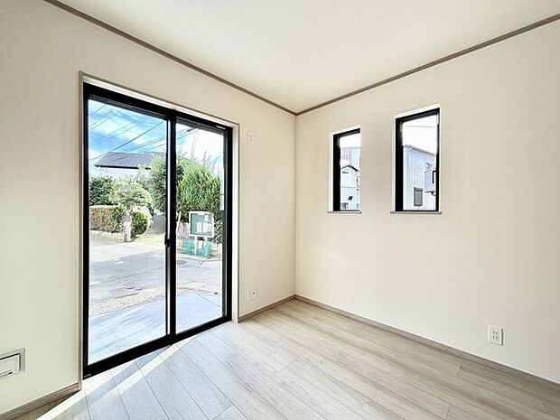 〈1階4.5帖〉2面採光の明るい洋室で気持ちもぽかぽか