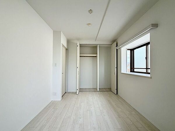 〈6.0帖〉収納スペースが広いので、部屋に荷物が出ることもなく生活感を隠せるのは嬉しいですね♪
