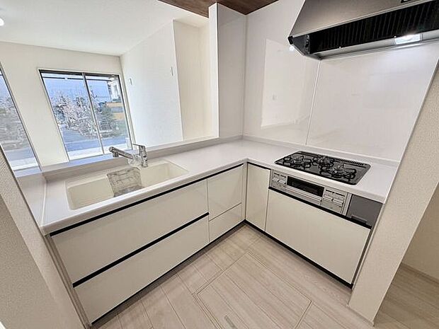 料理をしながら家族と会話を楽しめる対面キッチン♪収納もたっぷりあるのできれいを保てます♪