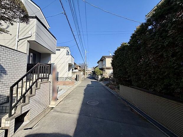 豊かな緑が雑音を消してくれるよう。眺めて景色良く、住んで静かな環境