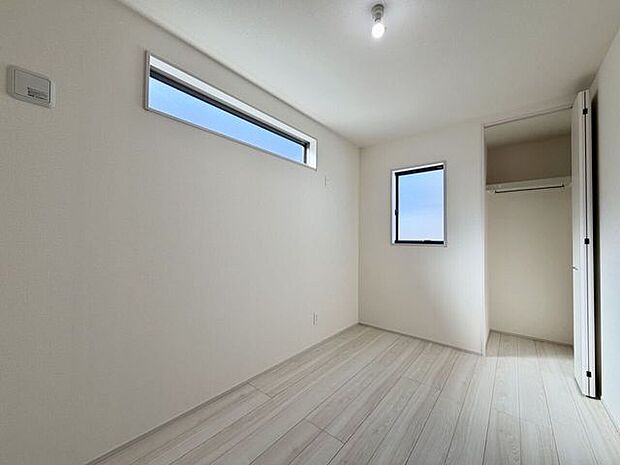 〈5.0帖〉二面採光で室内大変明るいです♪ハンガーパイプ付きの収納は、「たたまない収納」を実践し、効率よく衣類を収納することができます♪