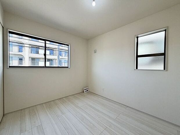 〈5.25帖〉北側ではありますが二面採光で室内大変明るいです♪