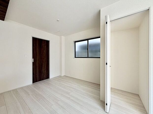 リビング収納はこのままでもお使い頂けますが、ご希望があれば棚やハンガーパイプも弊社で取付可能です♪お気軽にお問合せ下さい!