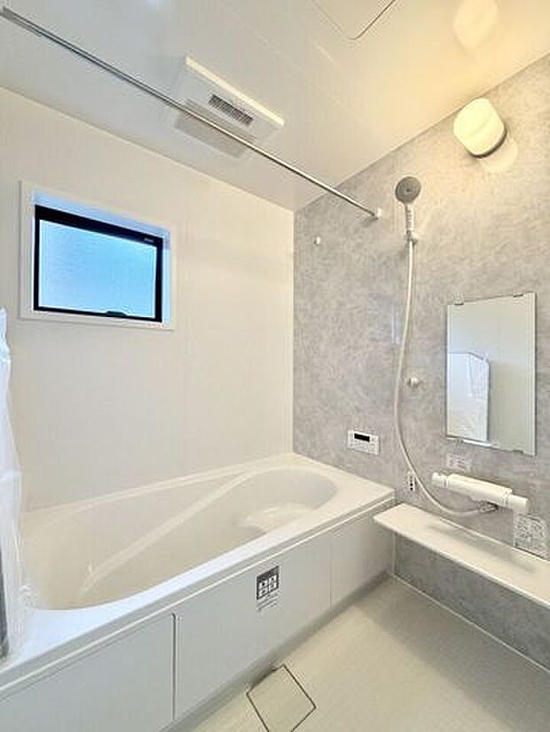 広々1坪タイプのゆったり浴室♪明るい色調のユニットバスで日ごろの疲れを癒しましょう♪