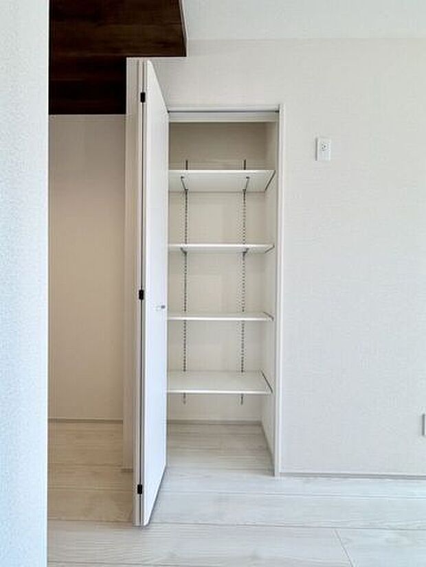 〈リビング収納〉可動棚は高さを自由に変更出来るので、収納するものにあわせてフレキシブルに対応できます。