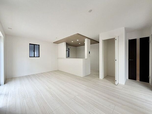 白を基調としたLDKは、広さと明るさを保てます♪