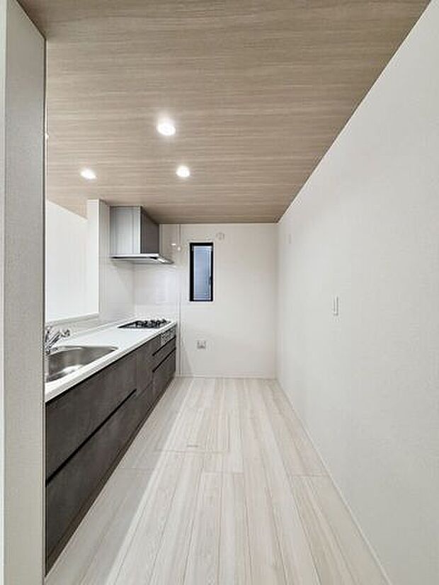 キッチンまわりも広さを意識して設計しましたので、動線が比較的スムーズです。