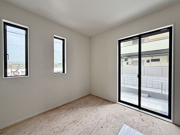 ※畳はこれから入ります。2面採光の明るいお部屋で気持ちもぽかぽか♪