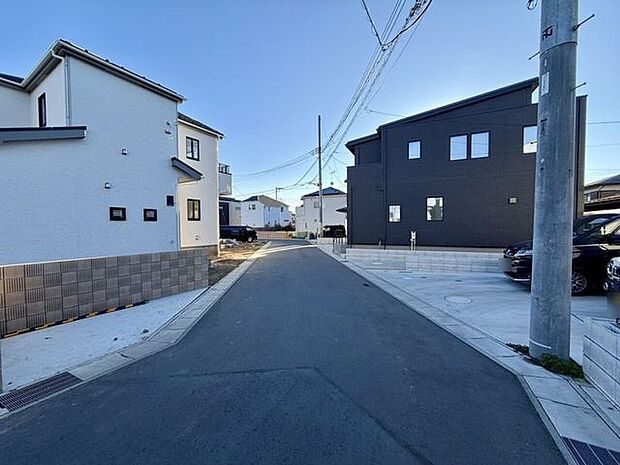 徒歩圏内にスーパー、コンビニ、ドラッグストア、幼稚園等々そろっているので不便は感じません♪