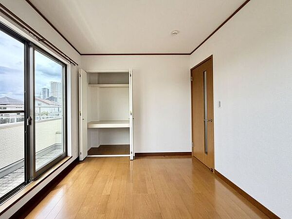 〈5.2帖〉収納スペースが広いので、部屋に荷物が出ることもなく生活感を隠せるのは嬉しいですね♪