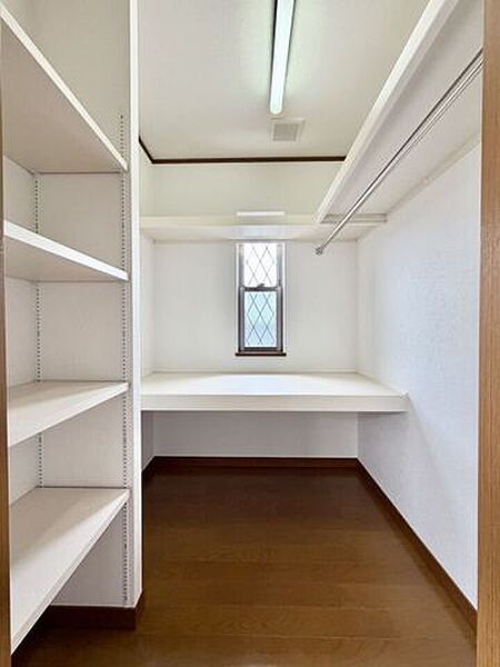 大容量WIC。収納しやすい棚に、カウンターもあり使い方いろいろ♪