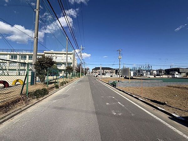 前面道路が広いので駐車もラクラク♪
