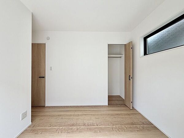 〈南側5.0帖〉ハンガーパイプ付きの収納は、「たたまない収納」を実践し、効率よく衣類を収納することができます♪