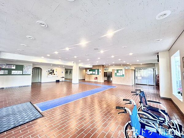 広々としたエントランスホール。日勤の管理人常駐で安心の管理体制です♪
