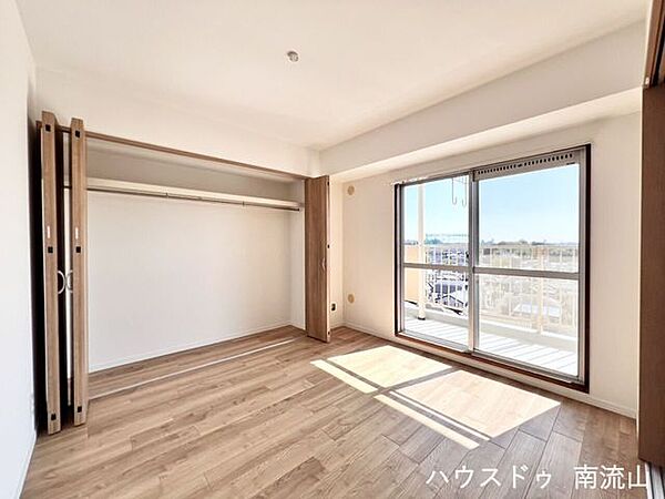 《6帖》バルコニーに面した明るい洋室が気分をリラックスさせます♪