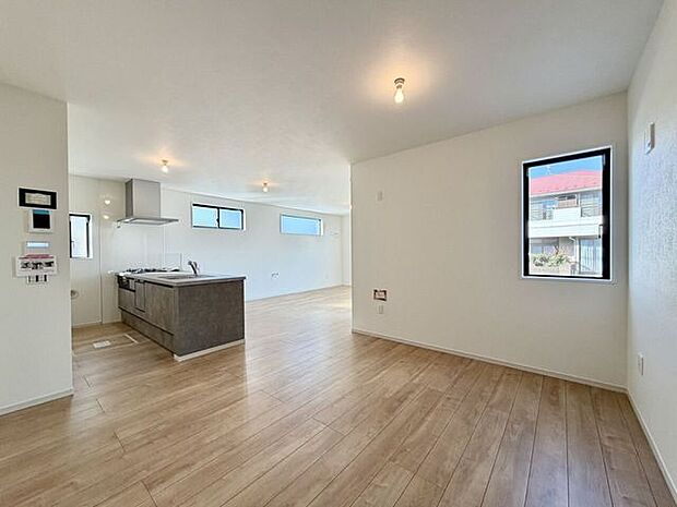 約18.2帖+4.5帖の間仕切り対応可能（オプション）リモートワークやリビング学習に最適なスペースとなりそうです♪