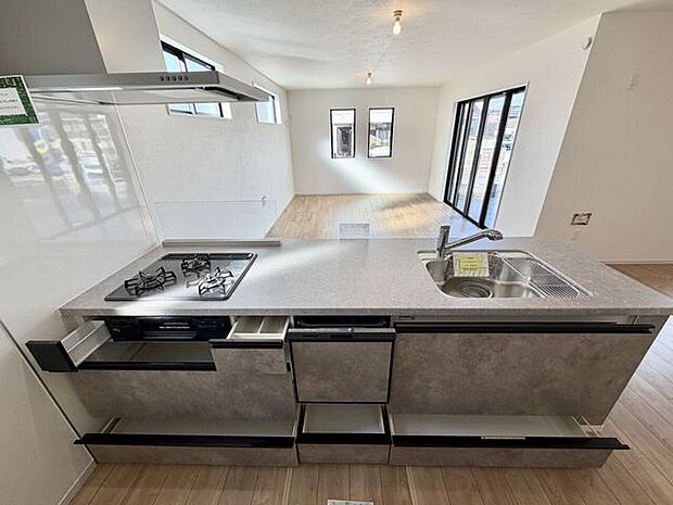 対面式キッチンなのでお料理を創りながらリビングダイニングにいるご家族の様子がわかります。