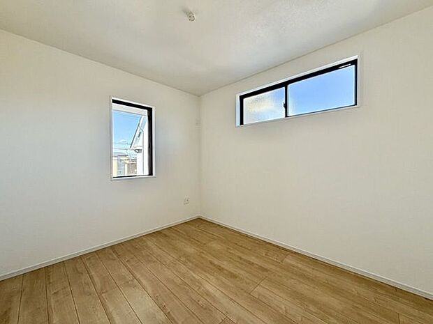 〈5.9帖〉高窓を設けることにより、隣家からの視線を遮るだけではなく、効果的に光を取り入れることができます♪