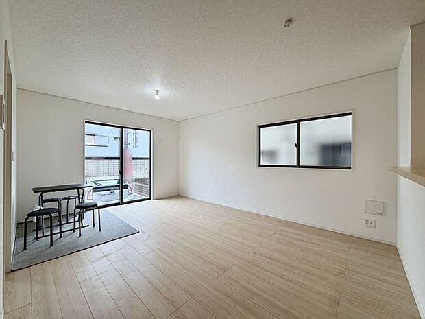 陽当たり良好の明るいリビングは家族が自然と集まります♪