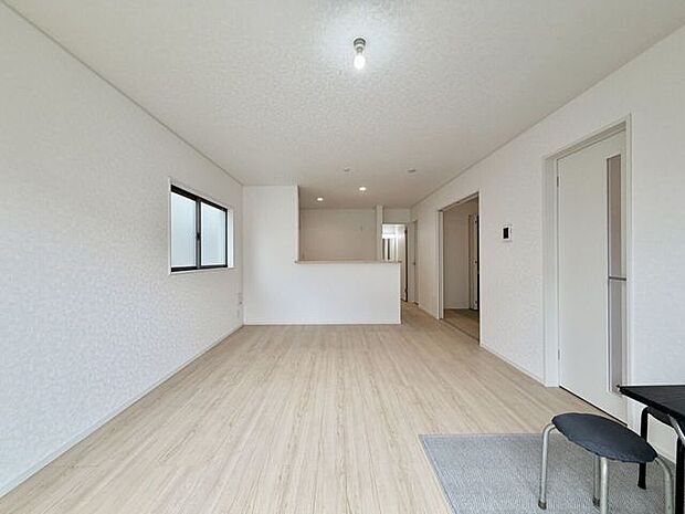 ナチュラルテイストのフローリングが空間を広く見せます♪