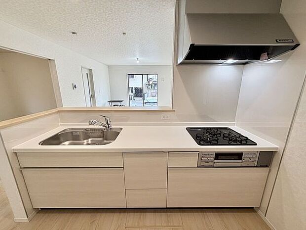 料理をしながら家族と会話を楽しめる対面キッチン♪収納もたっぷりあるのできれいを保てます♪