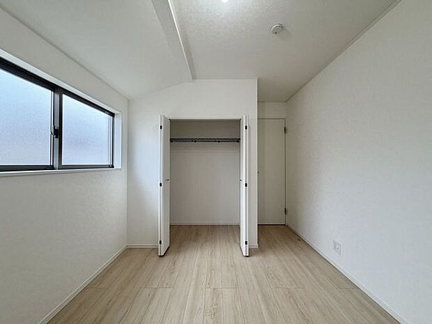 〈5.0帖〉ハンガーパイプ付きの収納は、「たたまない収納」を実践し、効率よく衣類を収納することができます♪