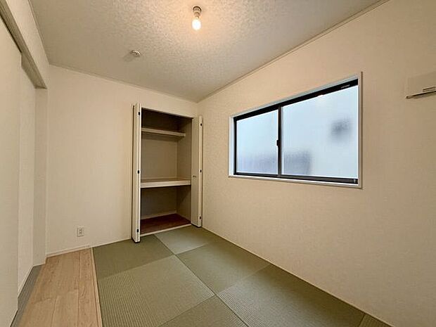 〈5.0帖〉リビングに隣接した和室は、お子さまの遊び場としても活躍しそう♪