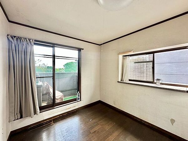 〈6帖〉バルコニーに面した洋室は、自然光がたっぷりと差し込み、明るく開放的な空間を演出します♪