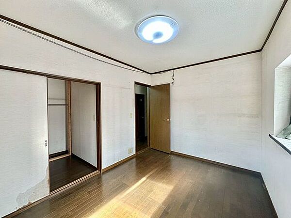 〈6帖〉シンプルな洋室は使い勝手もよく趣味部屋としてもお使いいただけます。