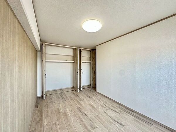 〈約7帖〉クローゼット付きで衣類や荷物もすっきり収納できる洋室です♪