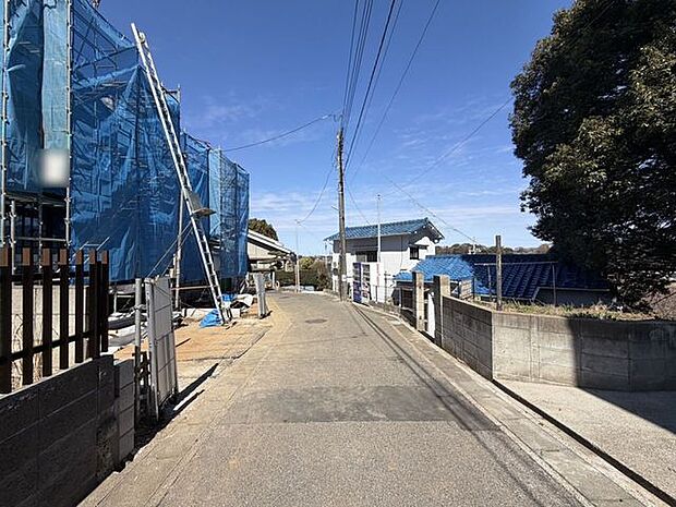 前面道路幅員約4m!車通りはあまりないので、車の出し入れはさほど困らないと思います!