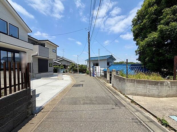 前面道路幅員約4m!車通りはあまりないので、車の出し入れはさほど困らないと思います!