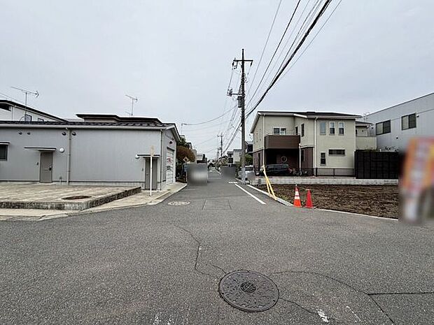 周辺は閑静な住宅街!見通しが良い道路です!