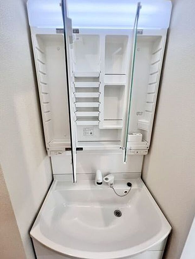 収納たっぷりの洗面化粧台◎広々とした洗面ボウルとシャワー水栓付きなのも嬉しいポイントです♪