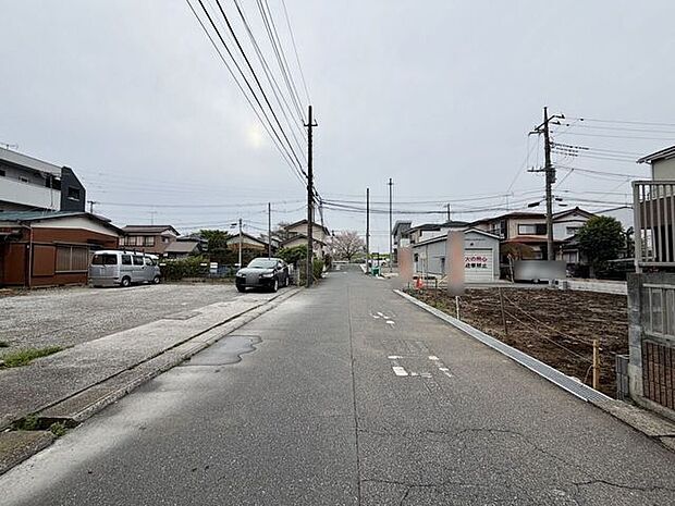 前面道路は約6mで駐車もラクラク♪