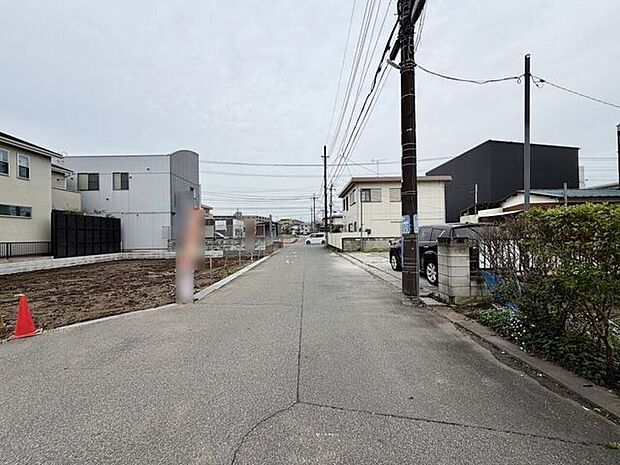 周辺は閑静な住宅街！見通しが良い道路です！