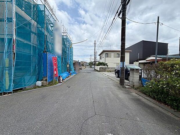 周辺は閑静な住宅街!見通しが良い道路です!