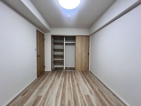 《6帖》収納力にもこだわったクローゼットを完備！ハンガーパイプに衣類を掛けられるだけでなく、可動棚付きのため、バッグや小物、収納ケースなどもすっきり整理できます♪