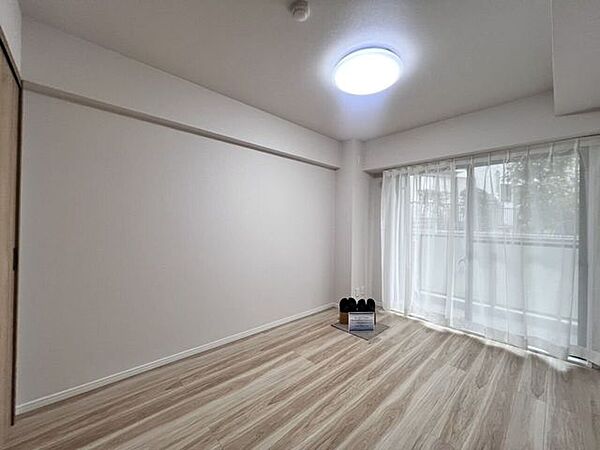 《6帖》バルコニーに面しているため、たっぷりの光が入り、主寝室としても快適にお使いいただけます♪