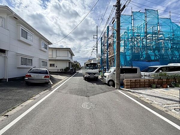 前面道路は約6mで駐車もラクラク♪