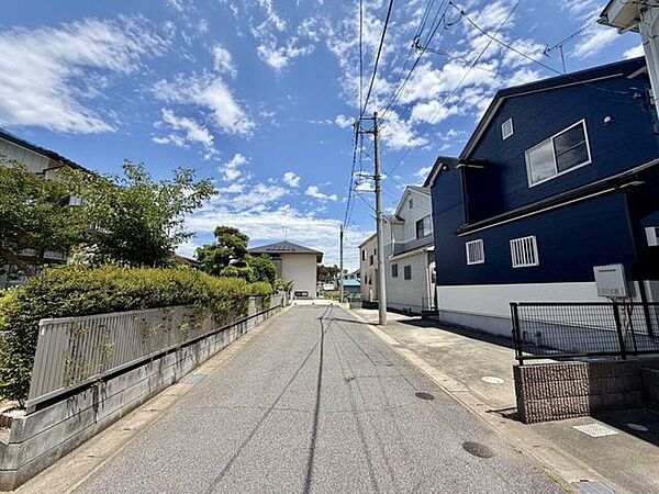 周辺は閑静な住宅街！前面道路は交通量少なめで車の取り回しも楽々です♪