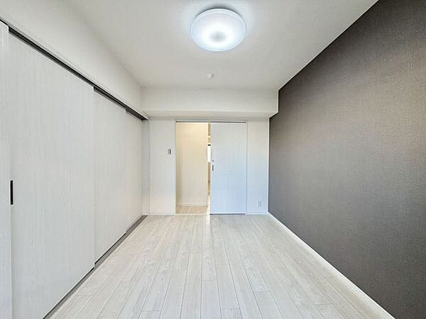 〈7.0帖〉ゆとりある洋室にウォークスルークローゼットを確保。衣類や身の回りの荷物をすっきり整理できます。