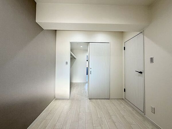 〈4.2帖〉収納スペースが広いので、部屋に荷物が出ることもなく生活感を隠せるのは嬉しいですね♪