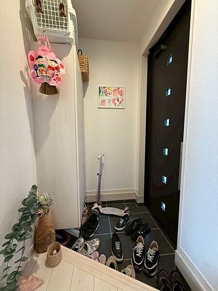 綺麗な動線とシックな玄関ドア！
