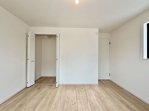〈6.2帖〉気が付くと増えているお洋服の収納や、大型荷物の収納に便利なクローゼット♪