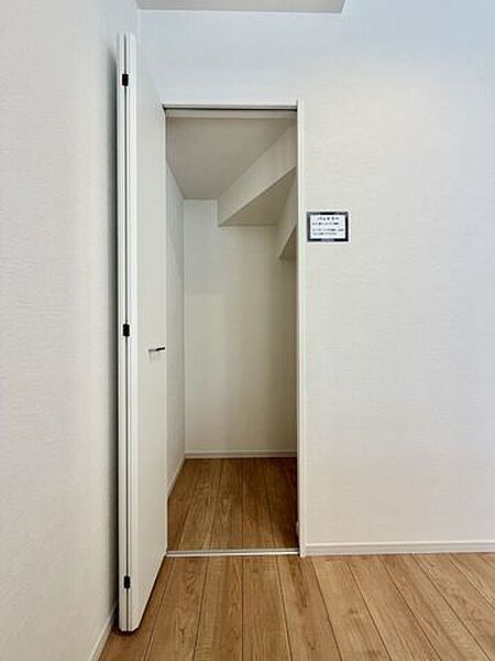 〈パントリー〉階段下スペースも収納場所として見逃しません！