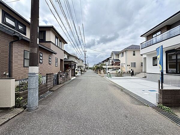 綺麗に整備された区画がならぶ閑静な住宅街♪周辺はスーパー、コンビニ、ドラッグストア等々そろっており、生活しやすい環境となっております！