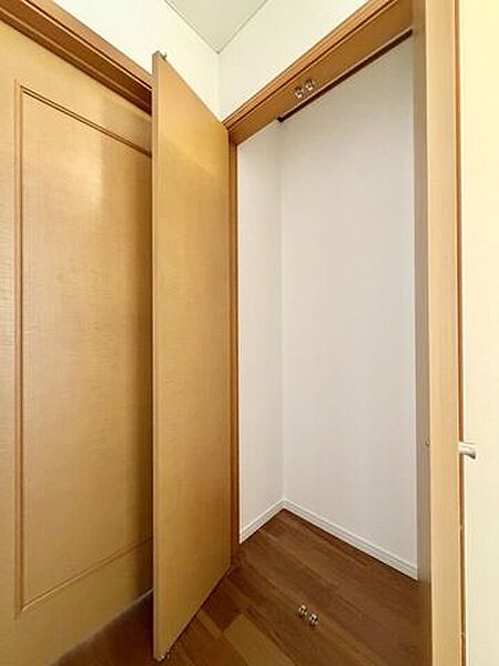 〈2階廊下収納〉豊富な収納で快適空間を保ちます♪