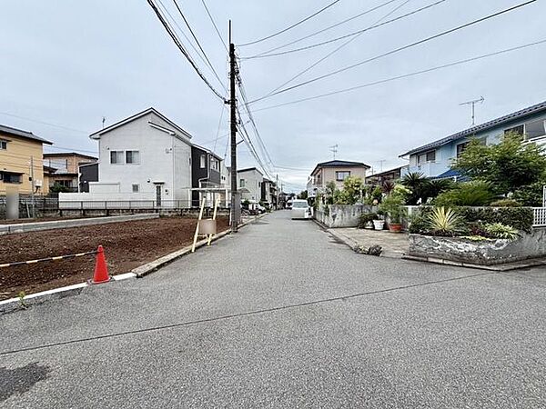 前面道路は交通量少なめ。歩行者の方にとっても安心です。