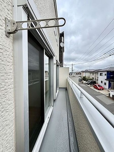 ワイドバルコニーは、ご家族の洗濯物やお布団をたっぷり干せます♪